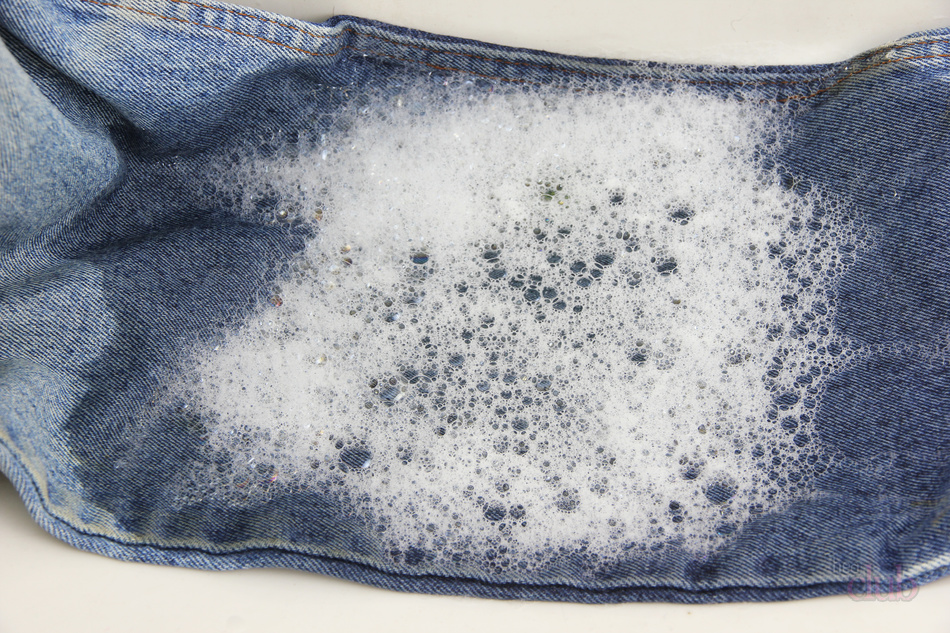 Чем в домашних условиях вывести пятно на джинсах фото